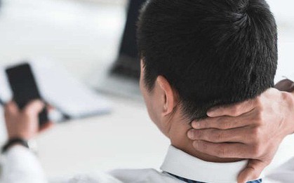 Hậu quả đáng sợ: Gục đầu dùng điện thoại nhiều có thể khiến hộp sọ của bạn "mọc đuôi"