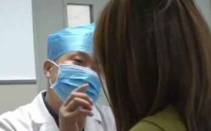 Tai nạn hy hữu: Cô gái đi cắt tóc rồi bị cắt luôn tai và cách xử lý tình huống ly kỳ như phim khiến ai cũng bất ngờ