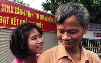 Ông bố “gà trống nuôi con” 24 năm, đưa con gái tật nguyền đi thi Toán