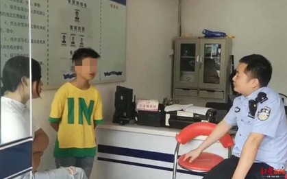 Bé trai 11 tuổi mếu máo đến đồn cảnh sát xin dọn khỏi nhà, đứa trẻ đưa ra lý do trúng "tim đen" hầu hết bố mẹ