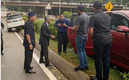 Bức ảnh Vua Malaysia dừng xe, hỗ trợ người bị tai nạn giao thông gây ‘sốt’