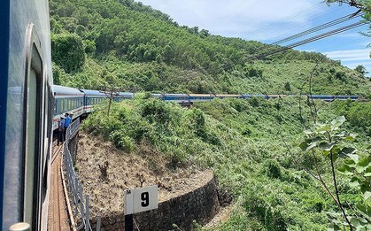 Tàu hỏa trật bánh trên đèo Hải Vân, hành khách khốn khổ vì nóng