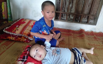 Con trai lớn 5 tuổi mắc bệnh tim, đứa bé 1 tuổi liệt tứ chi, người mẹ nuốt nước mắt cầu xin một cơ hội để cứu con