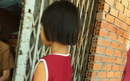 Lời kể của mẹ bé gái 6 tuổi bị ông ngoại "nuôi" sàm sỡ vùng kín: "Chị đã đánh con vì không tin, cho đến khi..."