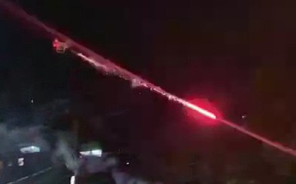 Quá ức chế nhạc nhẽo ầm ĩ, thanh niên sử dụng drone gắn pháo hoa để... bắn hàng xóm