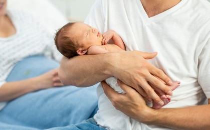 Hào hứng đón con mới chào đời, người đàn ông "đứng hình" khi nghe câu nói của em trai rồi vội vàng quyết định đưa đứa bé đi xét nghiệm ADN