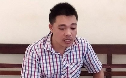 Hà Nội: Khống chế đối tượng cầm dao kề cổ nữ nhân viên cửa hàng tạp hóa