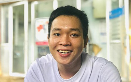 Nam sinh chở bạn cụt 2 chân: "Trước tiên em phải làm người tử tế"