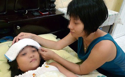 Chăm sóc trẻ sốt xuất huyết thế nào mới đúng?