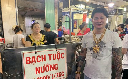 Quán ốc kỳ lạ tại Sài Gòn với ông bà chủ thường dùng "tuyệt chiêu" đeo cả trăm cây vàng để thu hút khách