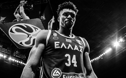 Trụ cột bị truất quyền thi đấu, Hy Lạp rời FIBA World Cup theo một cách không thể cay đắng hơn