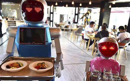 Khi giới trẻ Trung Quốc không muốn làm phục vụ bàn, các cửa hàng "đành" nhờ cậy vào robot