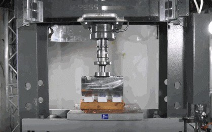 Choáng ngợp với video cực chất quay bằng 72 camera: Slow-motion ép nát bộ bài Tây bằng máy nén thủy lực