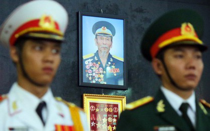 Ảnh: Xúc động những người đồng đội tiễn đưa phi công huyền thoại Nguyễn Văn Bảy về đất mẹ