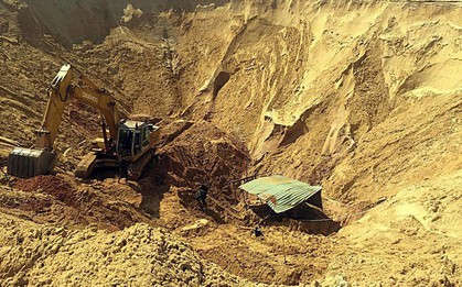 Sụp hố khai thác titan, một công nhân bị đất vùi chết