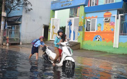 TP.HCM: Triều cường dâng cao giờ tan tầm, phụ huynh học sinh ướt sũng vượt “biển” nước về nhà