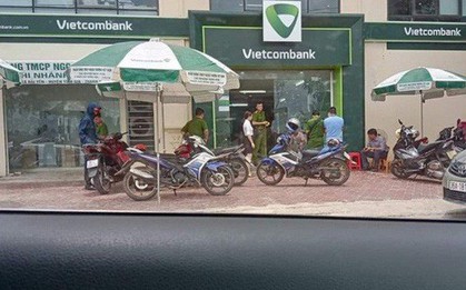 Tước quân tịch 1 thượng úy công an huyện tới ngân hàng gây rối