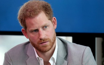 Hết Meghan Markle đến lượt Hoàng tử Harry thông báo khởi kiện 2 tờ báo Anh vì bị hack điện thoại, căng thẳng ngày một leo thang