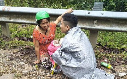 Khoảnh khắc chồng ngồi giữa đường đỡ đẻ cho vợ gây xúc động