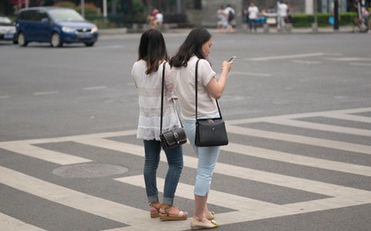 Trung Quốc phạt tiền người đi bộ xem điện thoại khi sang đường