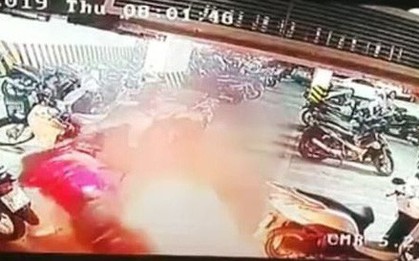 Hà Nội: Xe máy bất ngờ bốc cháy dưới tầng hầm chung cư, người dân hốt hoảng dập lửa