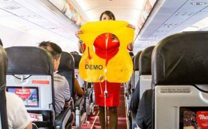 Nữ hành khách "chôm" áo phao trên máy bay