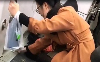 Con ăn bánh mì bị rơi vụn ra sàn tàu điện ngầm, cách bà mẹ xử lý khiến nhiều người phải trầm trồ khen ngợi