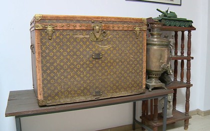 Đôi vợ chồng già dùng rương cổ Louis Vuitton giá 255 triệu đồng… đựng ngô
