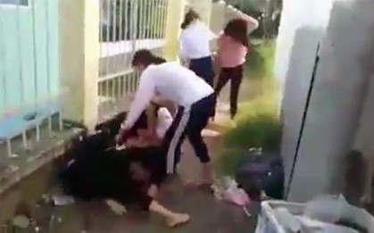Hai nữ sinh lớp 8 đánh tới tấp 4 em lớp 6