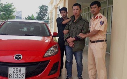 Kiểm tra xe chạy quá tốc độ, phát hiện 4 bánh heroin, 2 kg ma túy