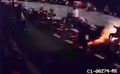Dây điện 22.000 volt tóe lửa, rơi trúng người đứng trên vỉa hè