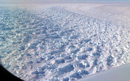 Thật không thể tin nổi, hoang mạc băng Nam Cực nhìn từ trên cao hùng vĩ như thế này đây!