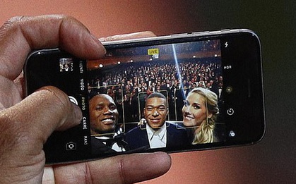 Giàu nhưng không phô diễn: 2019 rồi nhưng cựu siêu sao bóng đá Didier Drogba vẫn dùng... iPhone 6S