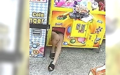 Sáng sớm phát hiện máy gắp thú bị hư, chủ tiệm kiểm tra camera nhìn thấy một đôi chân trong máy và lập tức báo cảnh sát