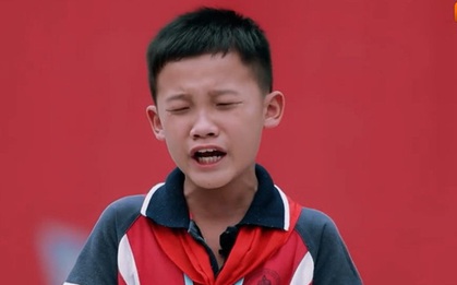 Phụ huynh không quan tâm, con trai lên tận sóng truyền hình khóc lóc: "Nhiều lúc con nghĩ điện thoại di động mới chính là bố mẹ ruột của mình"