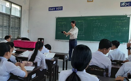 Thấy trò ngồi ngay bàn đầu nhưng dám ngủ gật trong lớp, thầy giáo nhẹ nhàng làm một hành động khiến học trò sợ xanh mặt không dám tái phạm