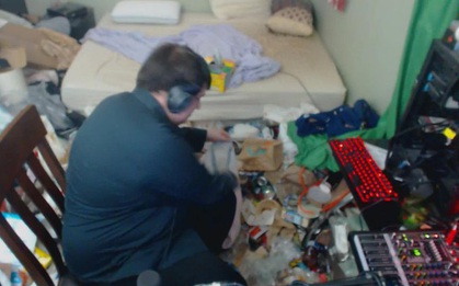 Chàng streamer khiến fan "giận tím người" khi livestream trong căn phòng 14 năm không dọn dẹp