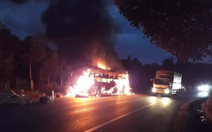 Xe giường nằm đang chạy bất ngờ bốc cháy dữ dội, nhiều hành khách may mắn thoát chết
