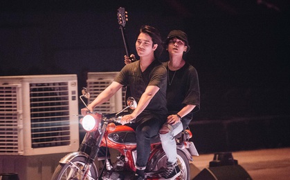 Trước giờ G WeChoice Awards 2019: Trần Phong (Mắt Biếc) bất ngờ chở Thái Ngân "bon bon" trên sân khấu, kịch bản sẽ là gì đây?