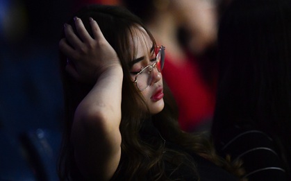 U23 Việt Nam chưa biết mùi chiến thắng, fan girl xinh đẹp ôm đầu tiếc nuối trên khán đài