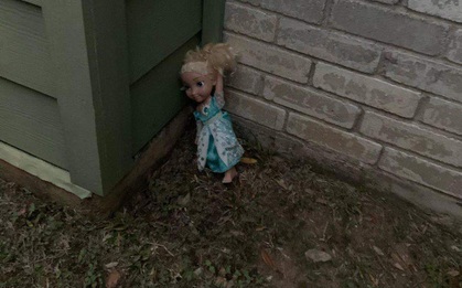 Không thể "Let it go": Búp bê ma ám Elsa bị quẳng đi nhiều lần nhưng vẫn tìm đường quay về "ám quẻ" người sống, hót tiếng Tây điếc cả tai
