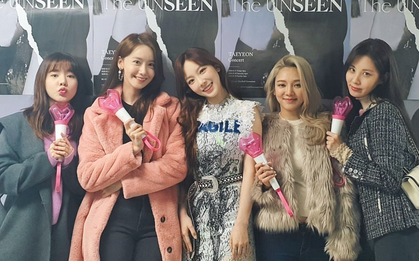 Khoảnh khắc ấm lòng ngày đông: Các thành viên SNSD tề tựu tại concert của Taeyeon, cổ vũ leader như fangirl đích thực