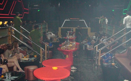 Hàng chục dân chơi phê ma tuý thủ súng đạn trong quán bar Holiday Club