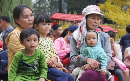 Bố mất chưa giỗ đầu thì chồng đột ngột qua đời, người mẹ trẻ một nách 3 con bật khóc khi được lên xe miễn phí về quê đón Tết