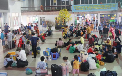 Ảnh: Hàng trăm người đem chiếu nằm ngủ, vật vờ đợi tàu về quê ăn Tết giữa cái nóng gay gắt tại ga Sài Gòn