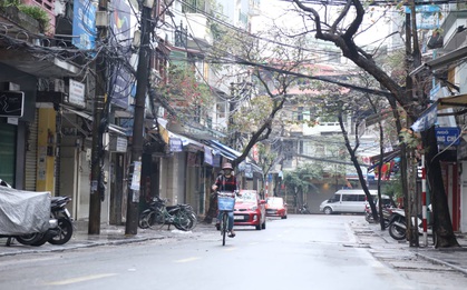 Có một Hà Nội yên bình đến lạ sáng mùng 1 Tết: Xe cộ vắng hoe, đường phố sạch bóng sau cơn mưa tầm tã tối giao thừa