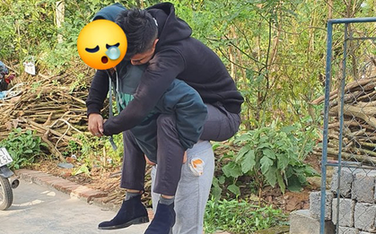 Chồng nhậu say bí tỉ khi đi chúc Tết, vợ lóc cóc sang tận nơi cõng về nhà khiến dân mạng xuýt xoa: Vợ nhà người ta đây rồi!