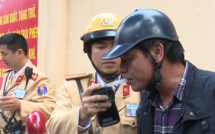 Clip: Nhiều người bất ngờ khi bị dừng xe kiểm tra nồng độ cồn khi đang tham gia giao thông