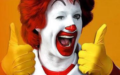 Thanh niên "cosplay" thành thu ngân McDonald rồi thu tiền ăn của khách như thật