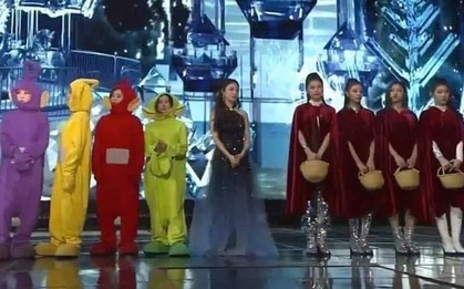Chungha lại một mình lạc quan giữa đám đông: Đứng siêu "lạc quẻ" giữa dàn girlgroup, quả nhiên cứ dự lễ trao giải là đem về rổ meme
